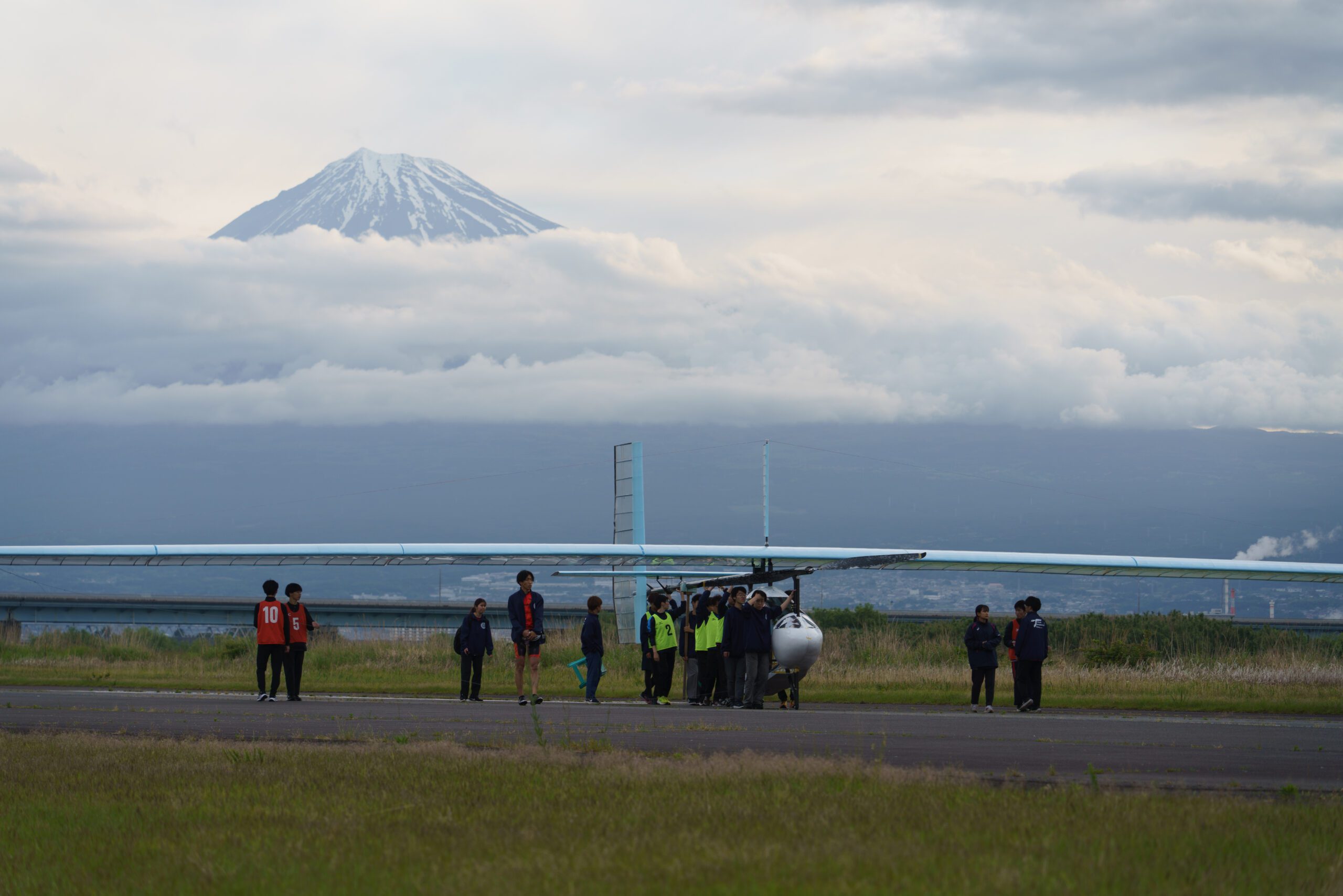 富士山の麓の滑走路上でTFの準備をする機体