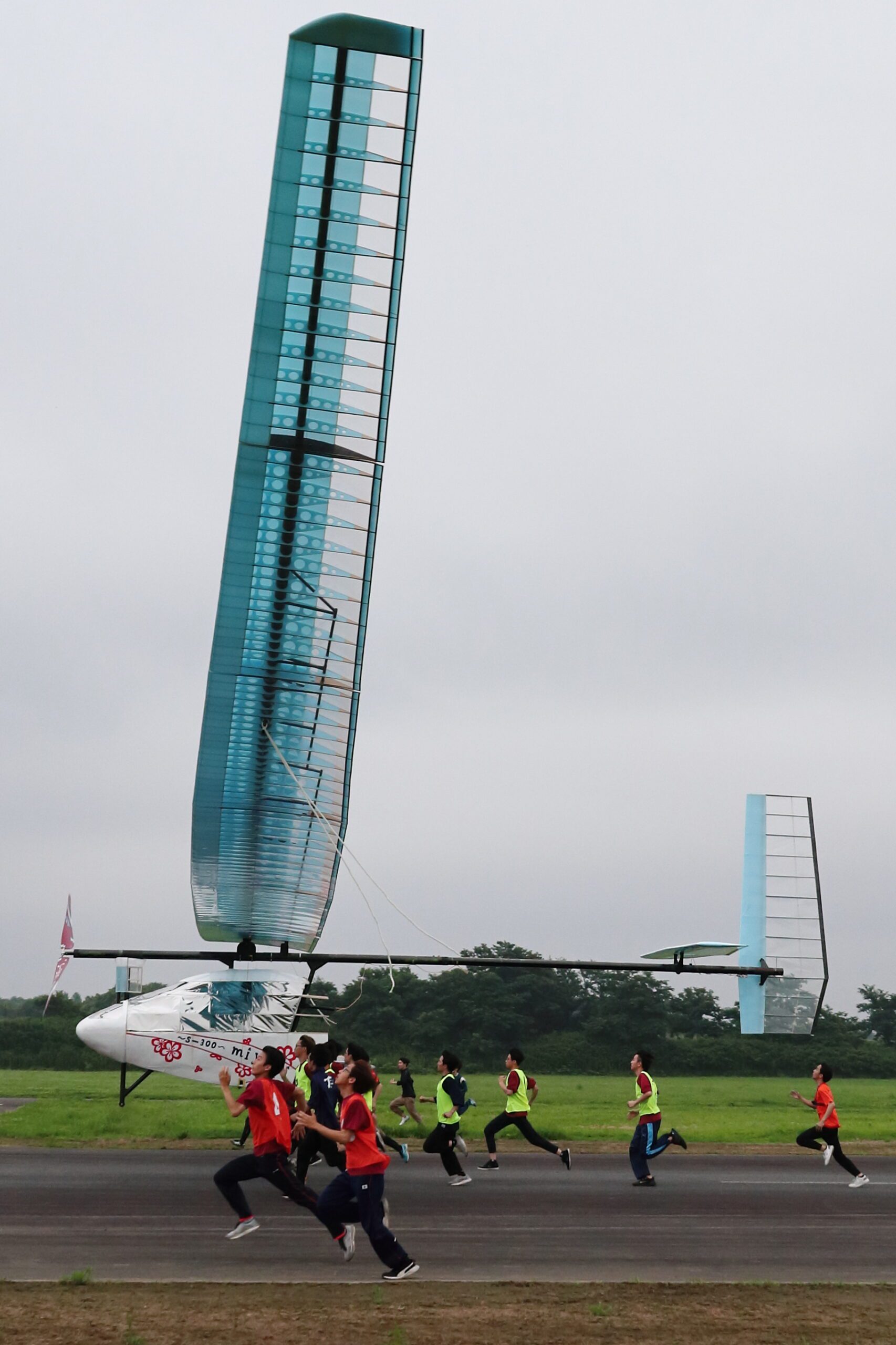 真横から見た浮上する雅の機体