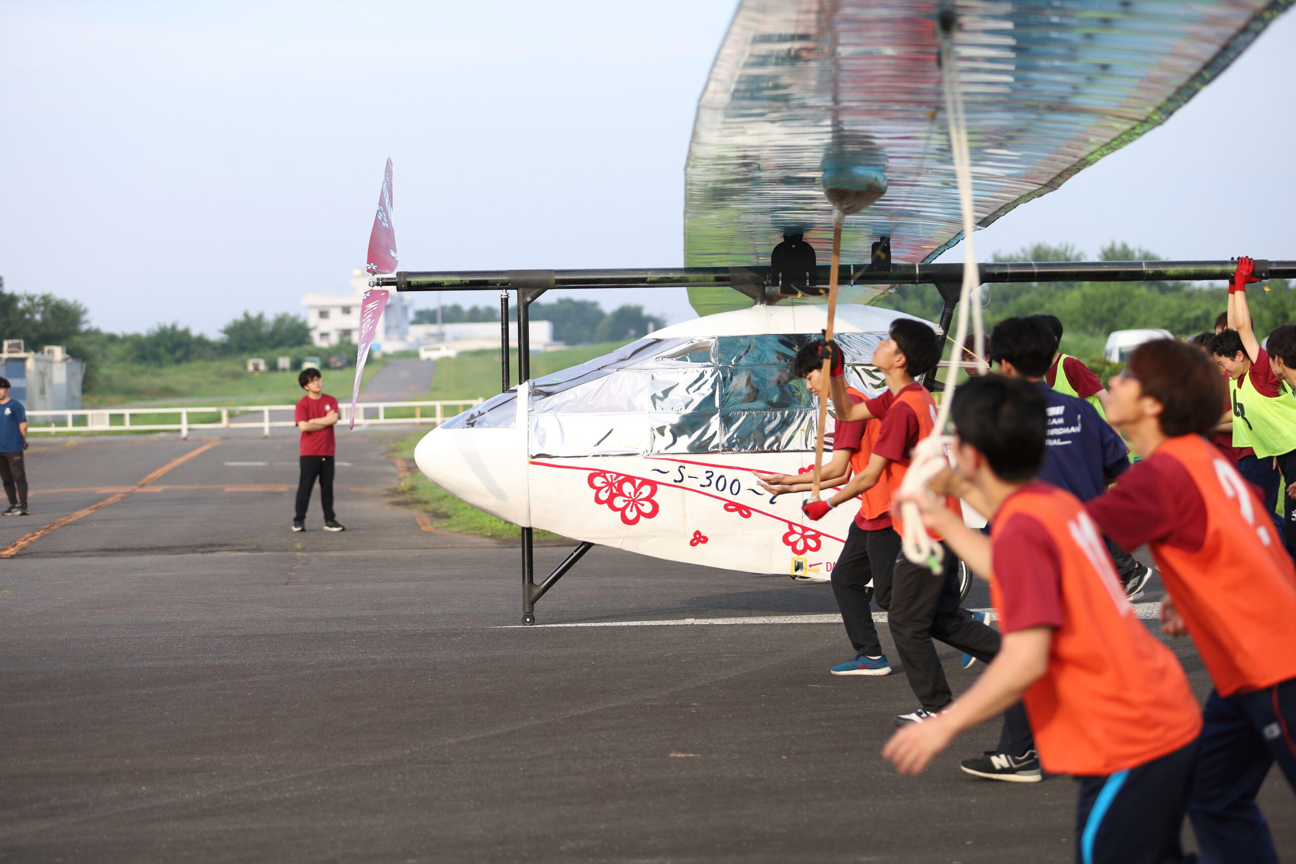 機体と一緒に走るグラウンドクルー